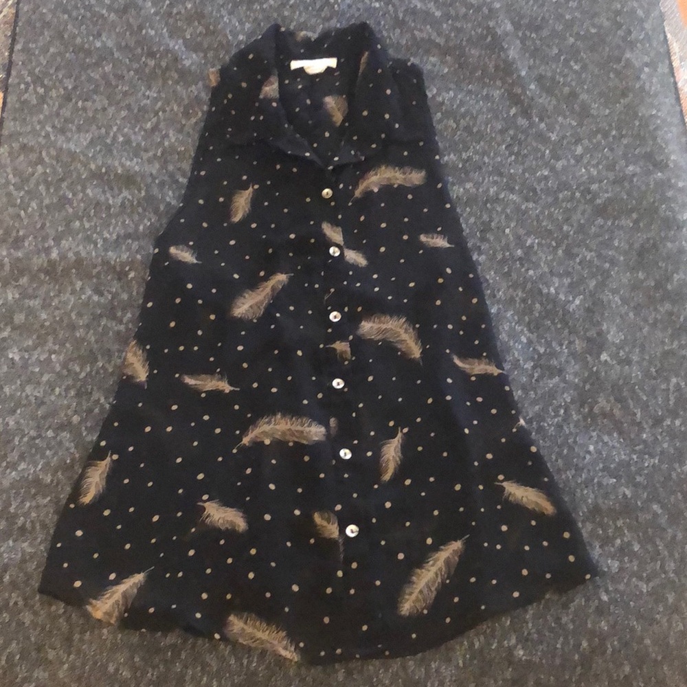 Beautiful leaves on sheer black collared tank top. It is a button down🤩
